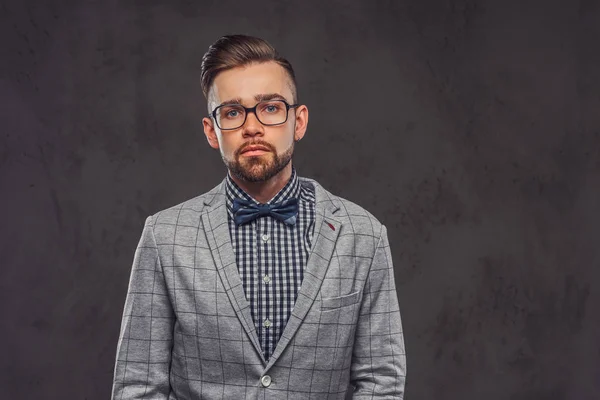 Smart attraktiver Mann in kariertem Blazer, Brille und Hemd mit Schleife. — Stockfoto