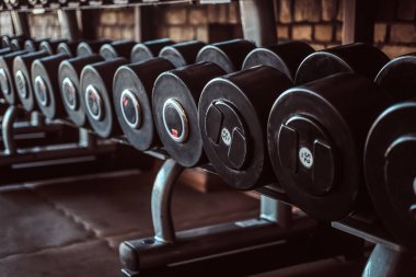 Modern güneşli spor salonunda birçok farklı dumbbells Fotoğraf