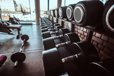 Moda güneşli spor salonunda spor ekipmanları Fotoğraf