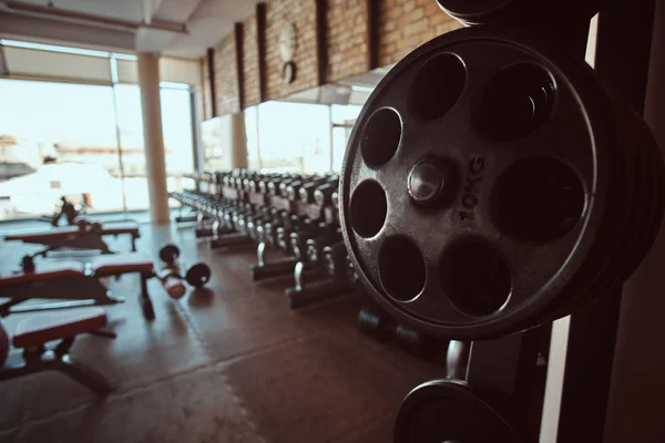 Foto di attrezzature sportive in palestra soleggiata alla moda — Foto Stock