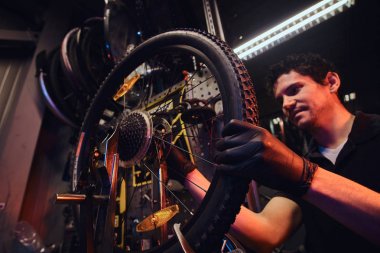 Çalışkan çekici mekanik kendi atölyesinde bisiklet tamir