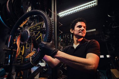 Çalışkan çekici mekanik kendi atölyesinde bisiklet tamir