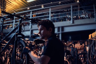 Çalışkan çekici mekanik işyerinde müşterilerine bisiklet tamir