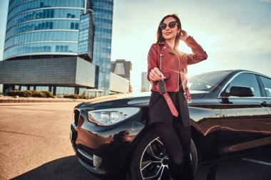 Mutlu neşeli kadın sadece parlak güneşli bir günde bir hediye olarak yeni araba anahtarları var