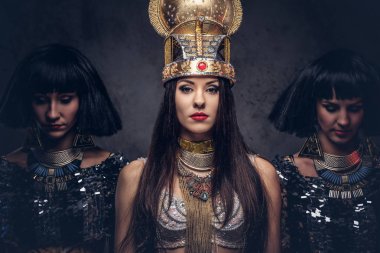 Kibirli Mısır Kraliçesi bir eski firavun kostüm iki cariye ile portresi.