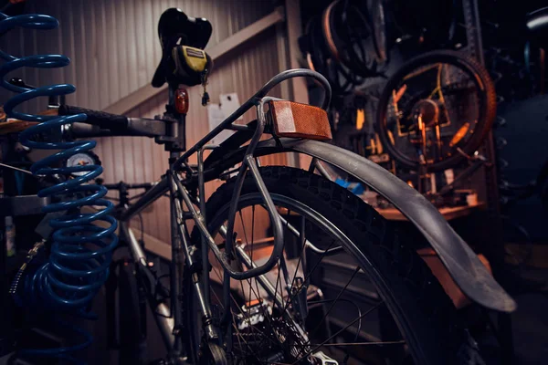 テーブルの上に壊れた山の自転車で忙しいワークショップ — ストック写真