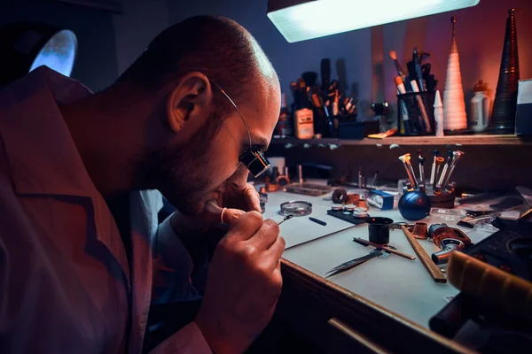 Fokussierter Meister arbeitet an Kundenuhr in seiner Werkstatt. — Stockfoto