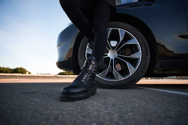 Vrouw is chillen in heldere zonnige dag naast haar auto. — Stockfoto