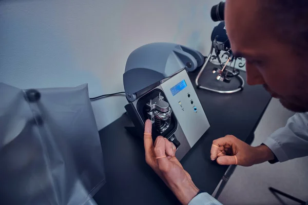Expirienced horlogemaker doet gravure voor kan Watch met behulp van speciale tool in zijn werkplaats — Stockfoto