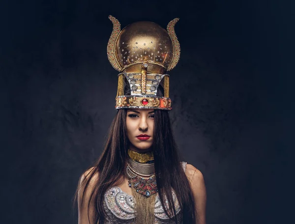 Portrait of haughty Egyptian queen in an ancient pharaoh costume. — Stock Photo, Image