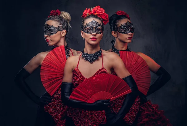 Flamenco spanyol csábító táncosok rajta a népviselet. — Stock Fotó