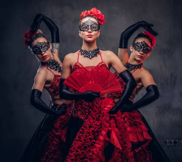 Bailarines flamencos españoles seductores con traje tradicional . —  Fotos de Stock