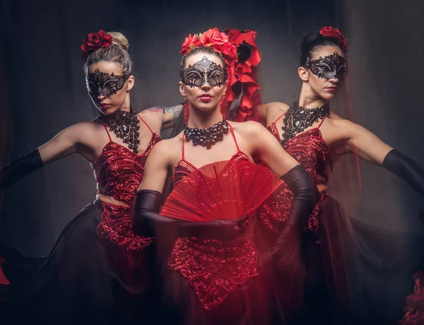 Hiszpański tancerze flamenco w uwodzicielski, co do noszenia tradycyjnych strojach. — Zdjęcie stockowe