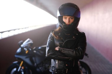 Çekici ciddi kadın onu motobike geçiş elleri yanında duruyor