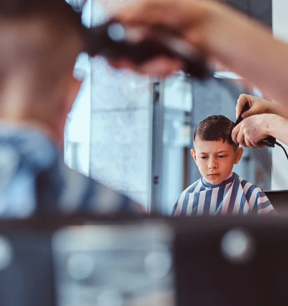 Little csinos iskolás fiú volt az első trendi fodrász a modern Barbershop — Stock Fotó