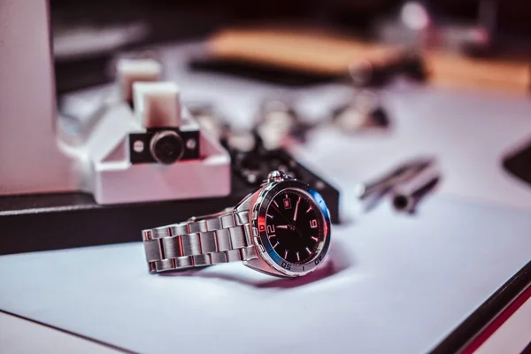 Foto de primer plano del reloj vintage en la mesa en el estudio de reparación —  Fotos de Stock