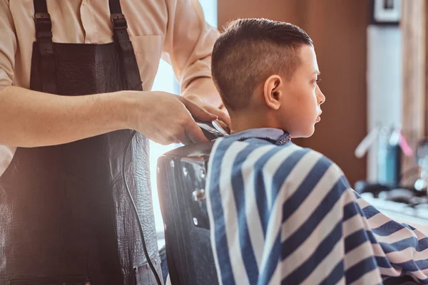 Menino da escola calma está se preparando para a escola na barbearia da moda — Fotografia de Stock