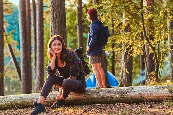Пара молодых студентов отправились в поход в солнечный лес — стоковое фото