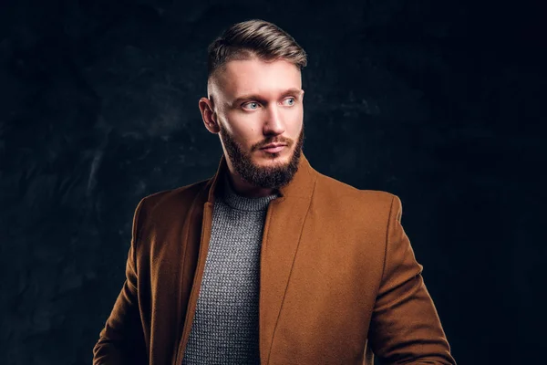 Retrato de um homem elegante vestindo o casaco demi-temporada. Beleza masculina, moda sazonal. Foto do estúdio contra um fundo de parede escura — Fotografia de Stock