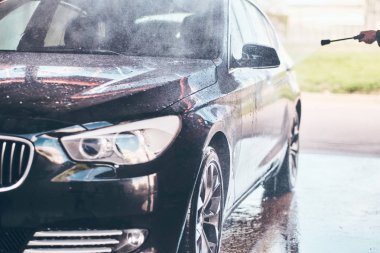 Oto yıkama istasyonunda oto yıkama.