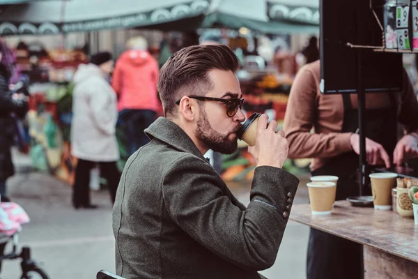 优雅的男人坐在外面的咖啡店里喝着咖啡. — 图库照片
