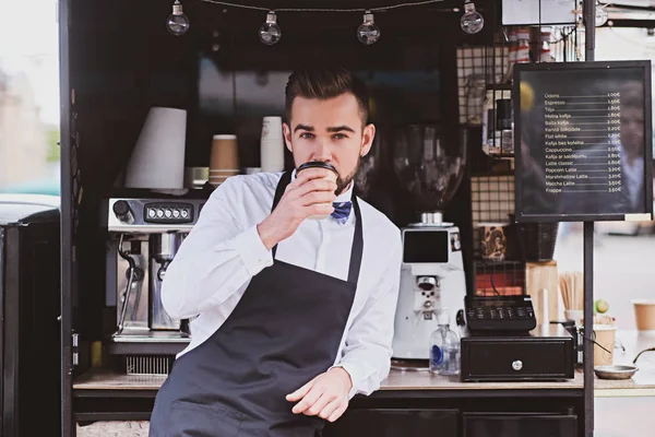 Elegante barista está esperando clientes en su pequeño coffeeshop . —  Fotos de Stock