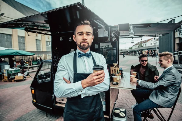 Elegante barista está esperando clientes en su pequeño coffeeshop . — Foto de Stock