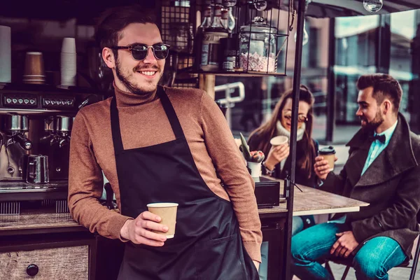 Atractivo barista alegre en gafas de sol tomó un café en su propio coffeeshop —  Fotos de Stock