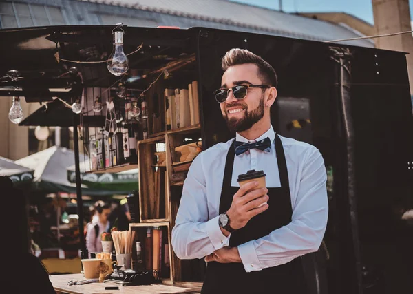 Inteligente barista en vasos tiene un descanso en su propio coffeeshop . —  Fotos de Stock