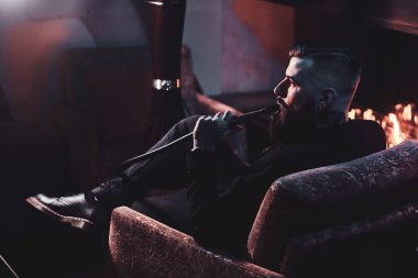 Yakışıklı sakallı adam nargile içerken salonda rahatlatıcı