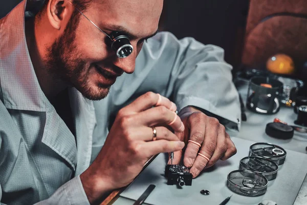 Expirienced clockmaster está fijando viejo reloj para un cliente en su taller de reparación —  Fotos de Stock