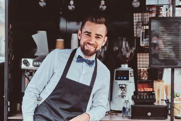 Elegante barista está esperando clientes en su pequeño coffeeshop . —  Fotos de Stock