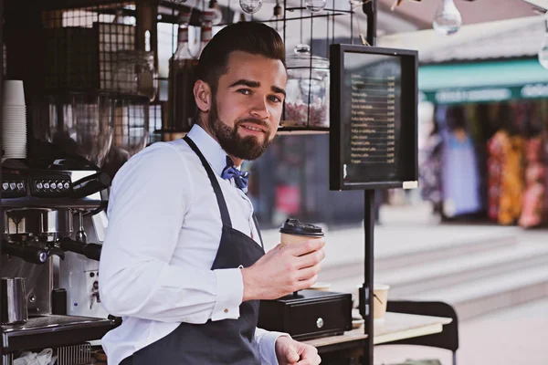Elegante barista está bebiendo café mientras espera a los clientes en su pequeño coffeeshop . —  Fotos de Stock