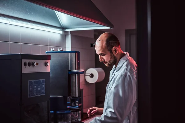 Expirienced watchmaker is working with autoclave at his own studio — Stock Photo, Image