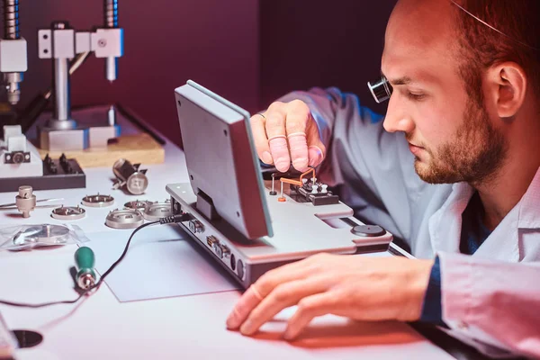 Relojero enfocado está trabajando en su propio estudio . — Foto de Stock