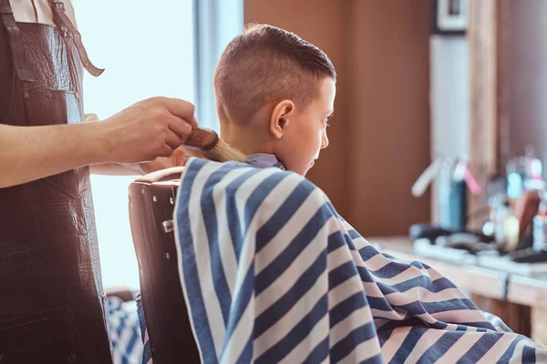 Menino da escola calma está se preparando para a escola na barbearia da moda — Fotografia de Stock