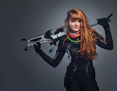 Redhead kadın Biatlon şampiyonu rekabetçi bir silah ile amaçlayan.