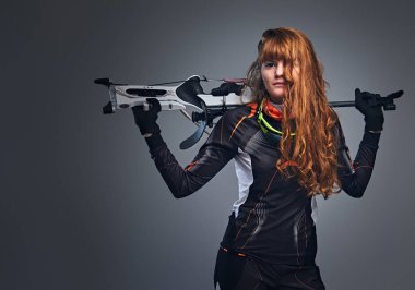 Redhead kadın Biatlon şampiyonu rekabetçi bir silah ile amaçlayan.