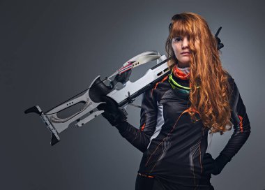 Redhead kadın Biatlon şampiyonu rekabetçi bir silah ile amaçlayan.