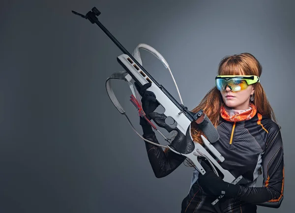 Redhead Biatlon kobiet sportowców posiada konkurencyjne pistolet. — Zdjęcie stockowe