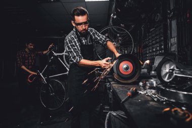 Repairmaster meşgul bucycle atölyesinde takım tezgahı ile çalışıyor.