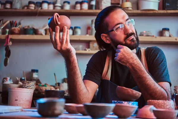 Begåvade artist på sin egen keramikstudio är workig för nytt projekt. — Stockfoto