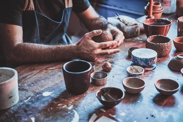 Fotograferingen av arbetsprocessen med Clay av flitig man. — Stockfoto