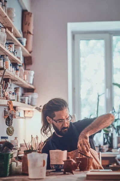 Artista talentoso en su propio estudio de cerámica está trabajando para el nuevo proyecto . — Foto de Stock