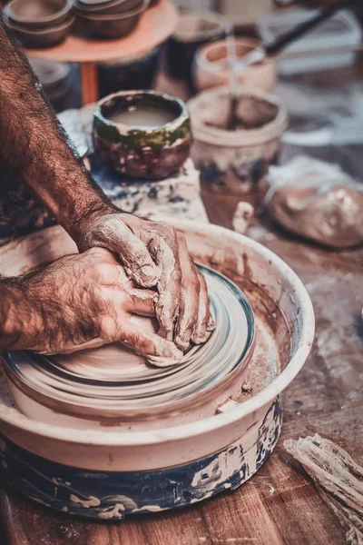 Sesión de fotos de primer plano del proceso con arcilla por el hombre diligente . — Foto de Stock