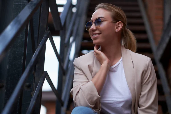 Portret Happy udanych kobieta na stalowych schodach na podwórku. — Zdjęcie stockowe