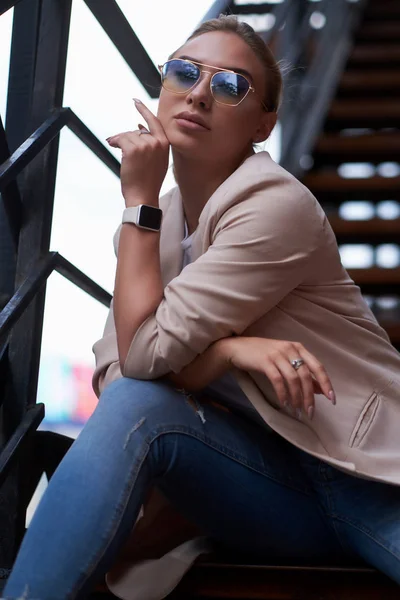 Retrato de mulher bem sucedida em escadas de aço no quintal . — Fotografia de Stock