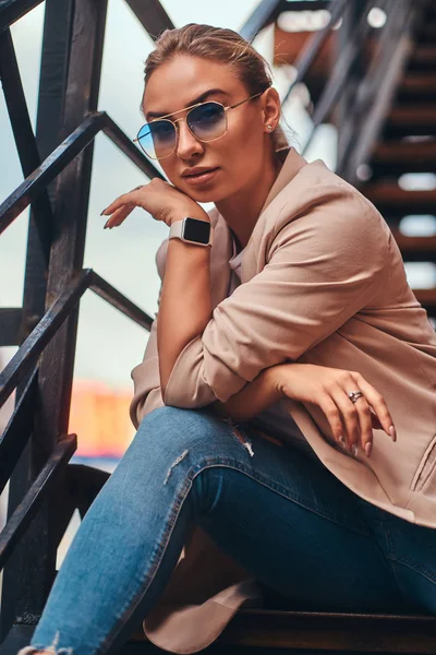 Porträtt av framgångsrika kvinna på ståltrappor på bakgård. — Stockfoto