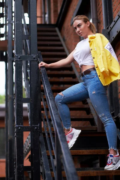 Mujer descarada posando para fotógrafo en las escaleras a su propio piso . —  Fotos de Stock