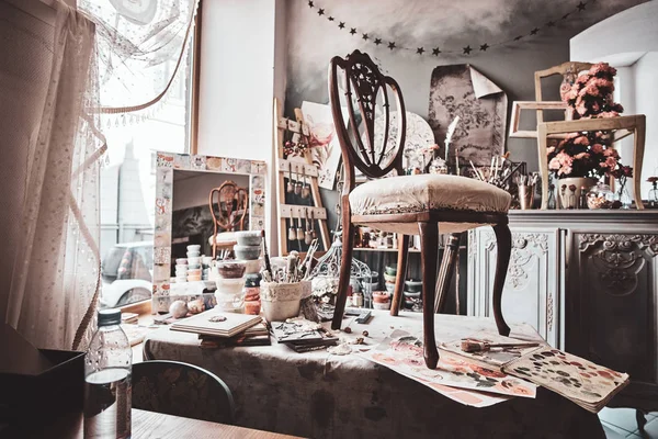Фото художников довольно грязная мастерская со стулом, готовым к реставрации на столе — стоковое фото
